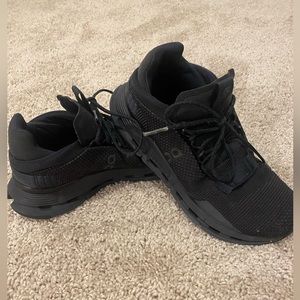 Women’s size 8 black on cloud cloudtec tennis shoes